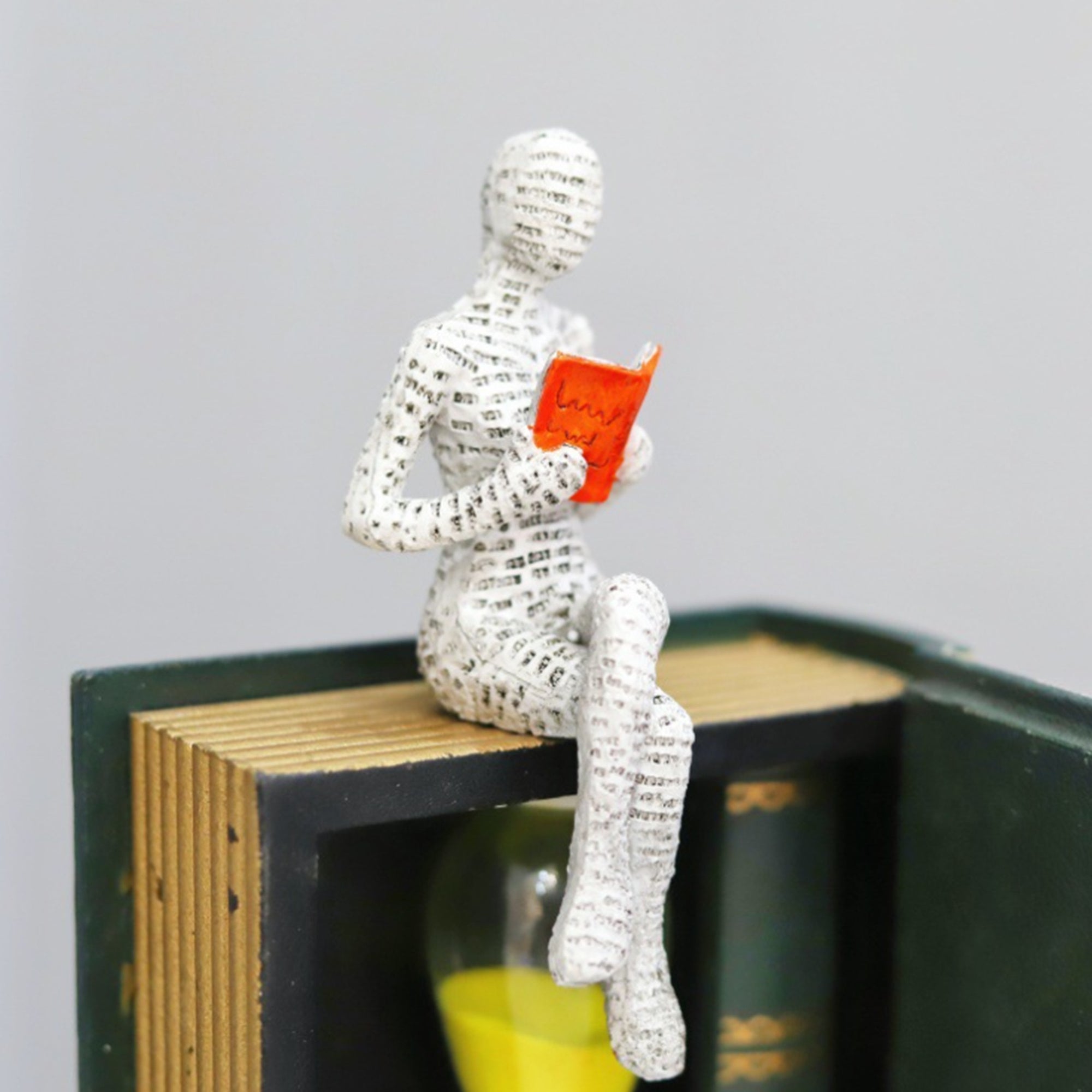 2pcs Reading Man Figurines Set Modern Simple Couple Holding Red Book Resin Statue Desktop Ornament Home Office Decor